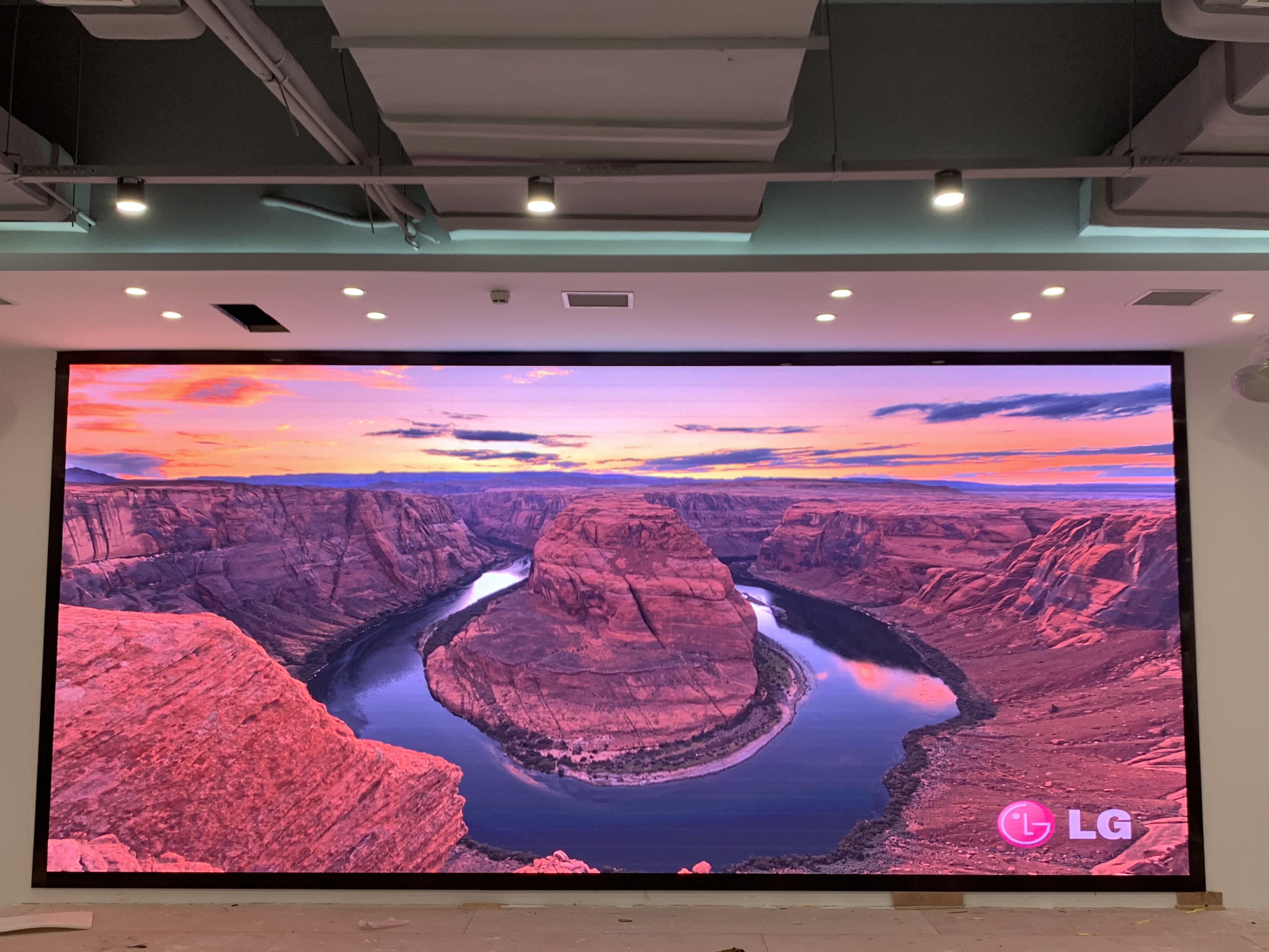 早高峰地鐵站LED廣告機(jī)VS紙質(zhì)廣告：300人路過(guò)，誰(shuí)能讓抬頭率從5%飆升到82%？”